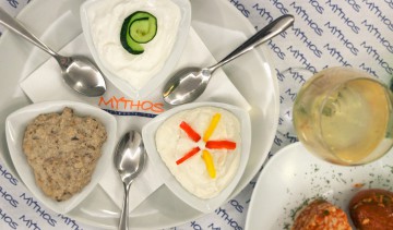 Tris di salse: Tzatziki (yogurt, cetrioli, aglio), Tirosalata (crema leggermente piccante di formaggi), Melinzanosalata (crema di melanzane)