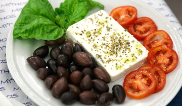 Feta: formaggio tipico greco, servito con olive e pomodori.