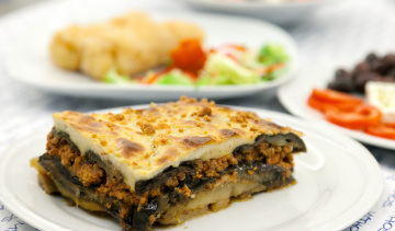 Mousaka: sformato di melenzane, patate, ragù di carne, besciamella.