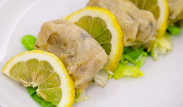 Lahanodolmades: involtini di foglie di verza con carne di vitello in salsa di limone.