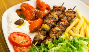 Souvlaki: spiedini di carne di maiale o pollo.